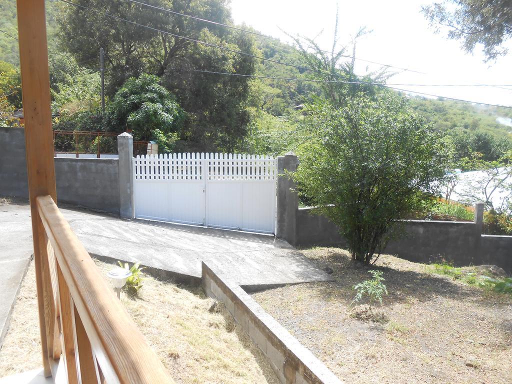 Bungalow Les Cerisiers Bouillante Exterior foto